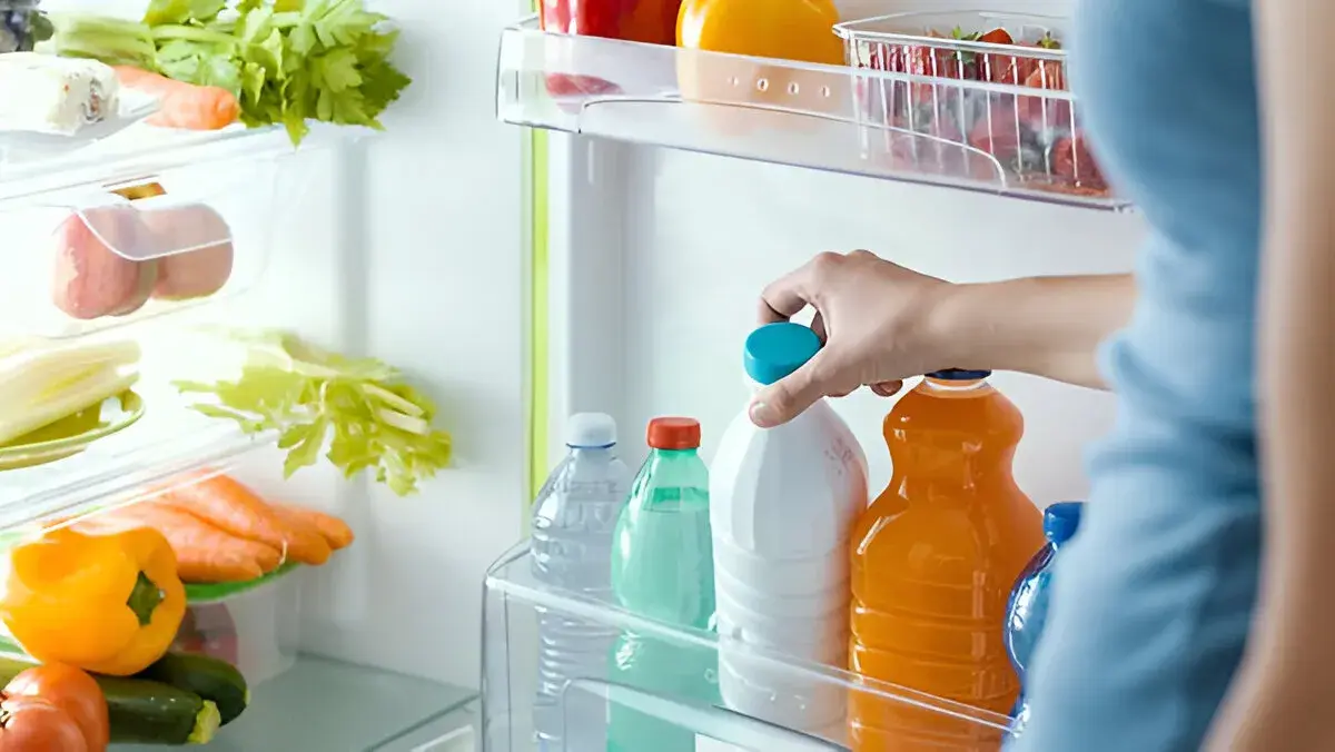 Pieno laikymas šaldytuvo durelėse