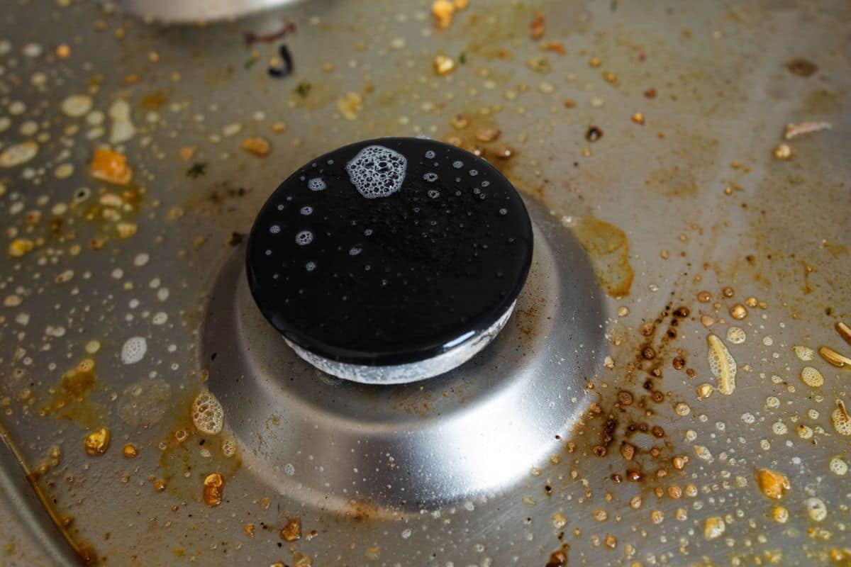 Viryklės degiklių valymas