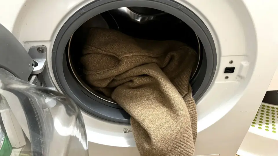 Ekspertai pataria, kaip tinkamai skalbti megztinius, kad jie nesugestų ir nesusitrauktų net po daugelio metų