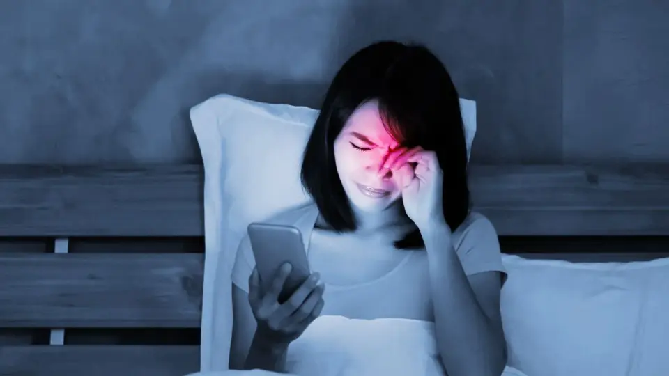 Žiūrėjimas į mėlynus telefono ekranus