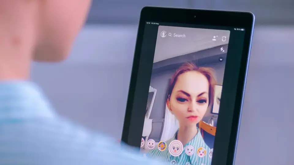 AI padaryta karikatūra / Zyabich family / Shutterstock.com