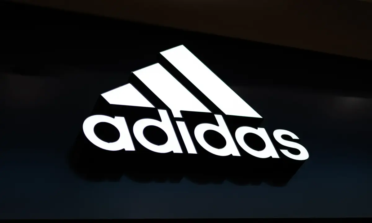 adidas logotipas / In Green / Shutterstock.com