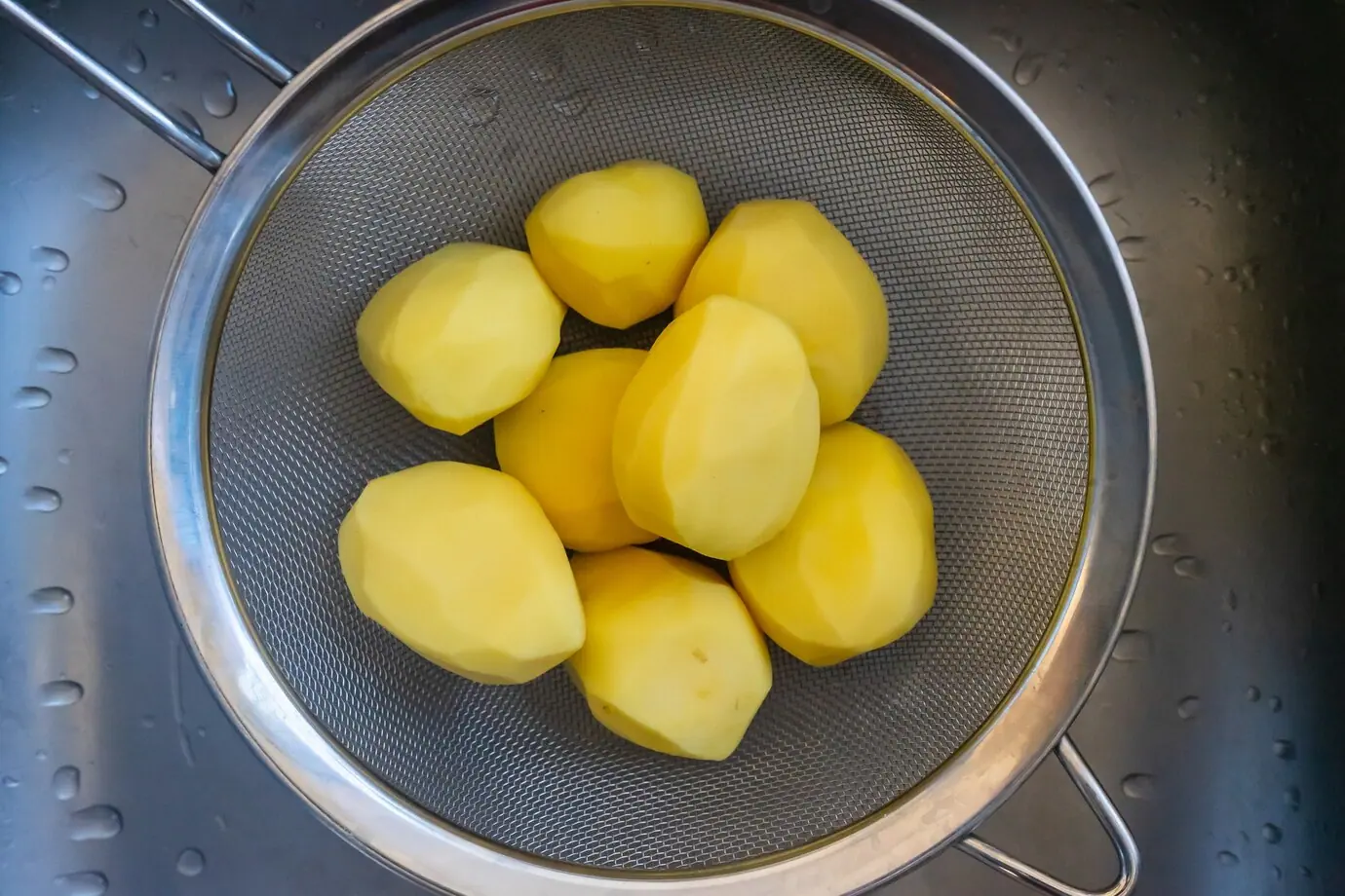 Kodėl verdant bulves į puodą verta įberti cukraus