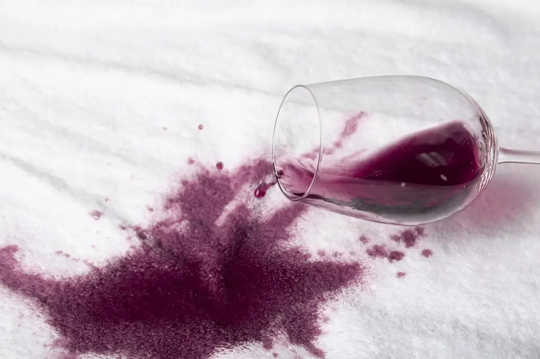Vyno dėmė ant staltiesės