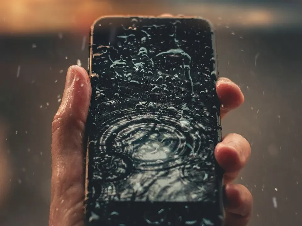 Ką daryti jeigu telefonas įkrito į vandenį