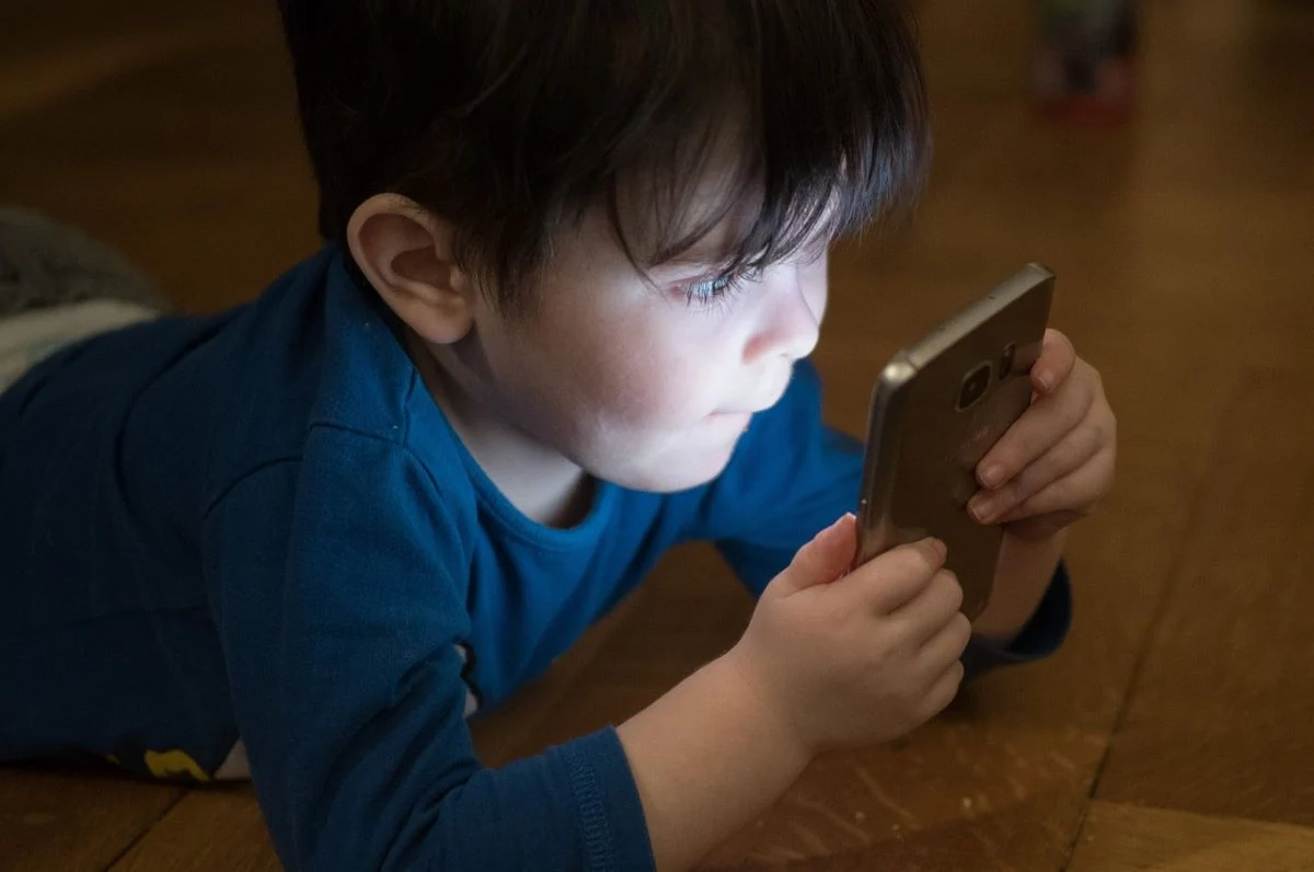 Kiek laiko vaikai gali saugiai praleisti su išmaniuoju telefonu rankose