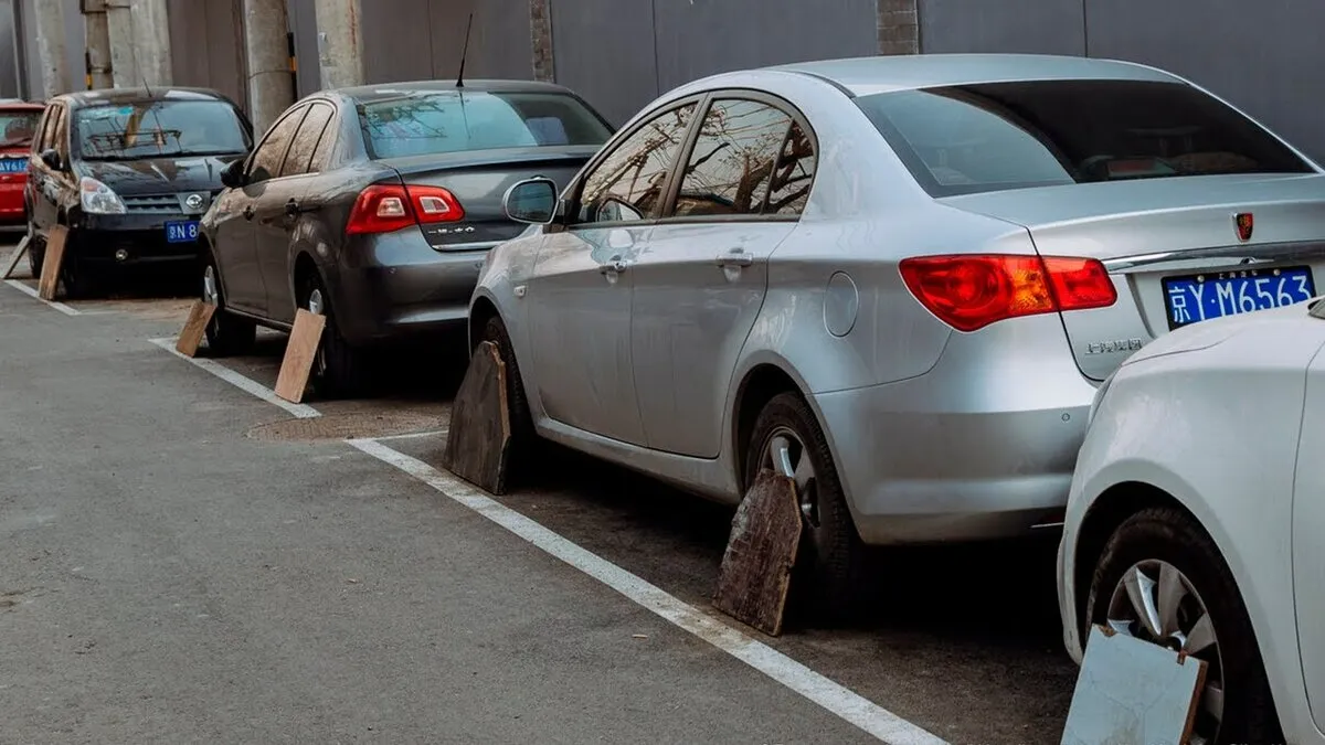 Faneros lakštai dengia automobilių ratus