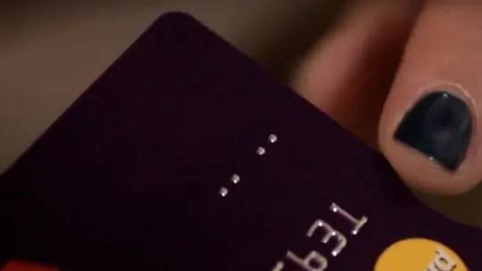 Iškilūs raštai ant banko kortelės