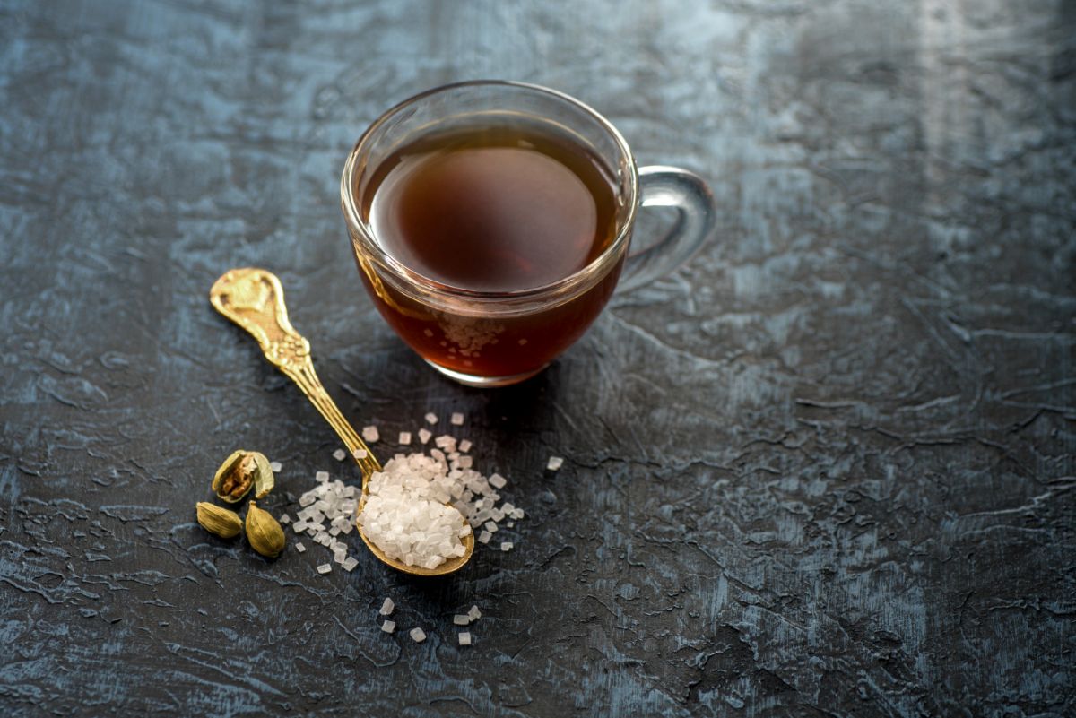 Druskos įdėjimas į arbatą
