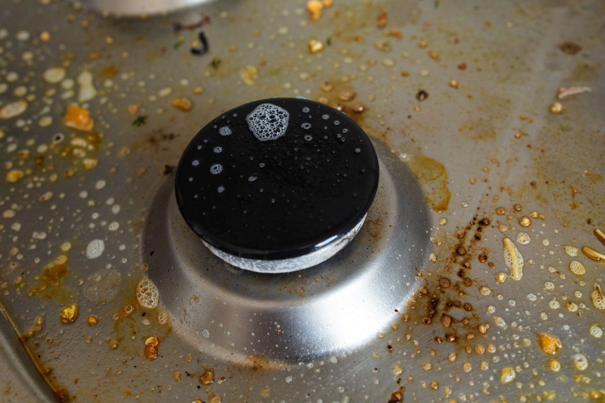 Viryklės degiklių valymas