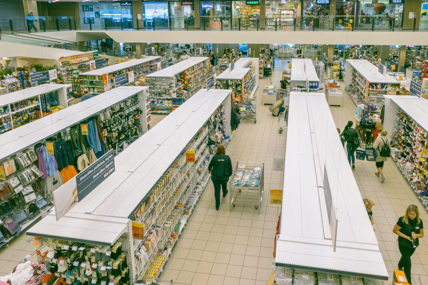 Apsipirkimas prekybos centre / Veja / Shutterstock.com