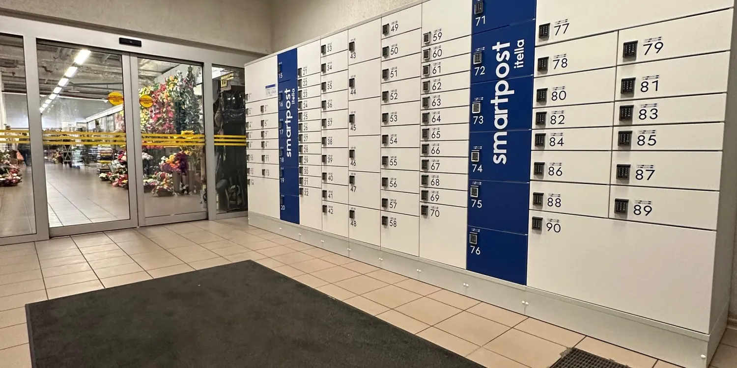 „SmartPosti“ paštomatas prekybos centre