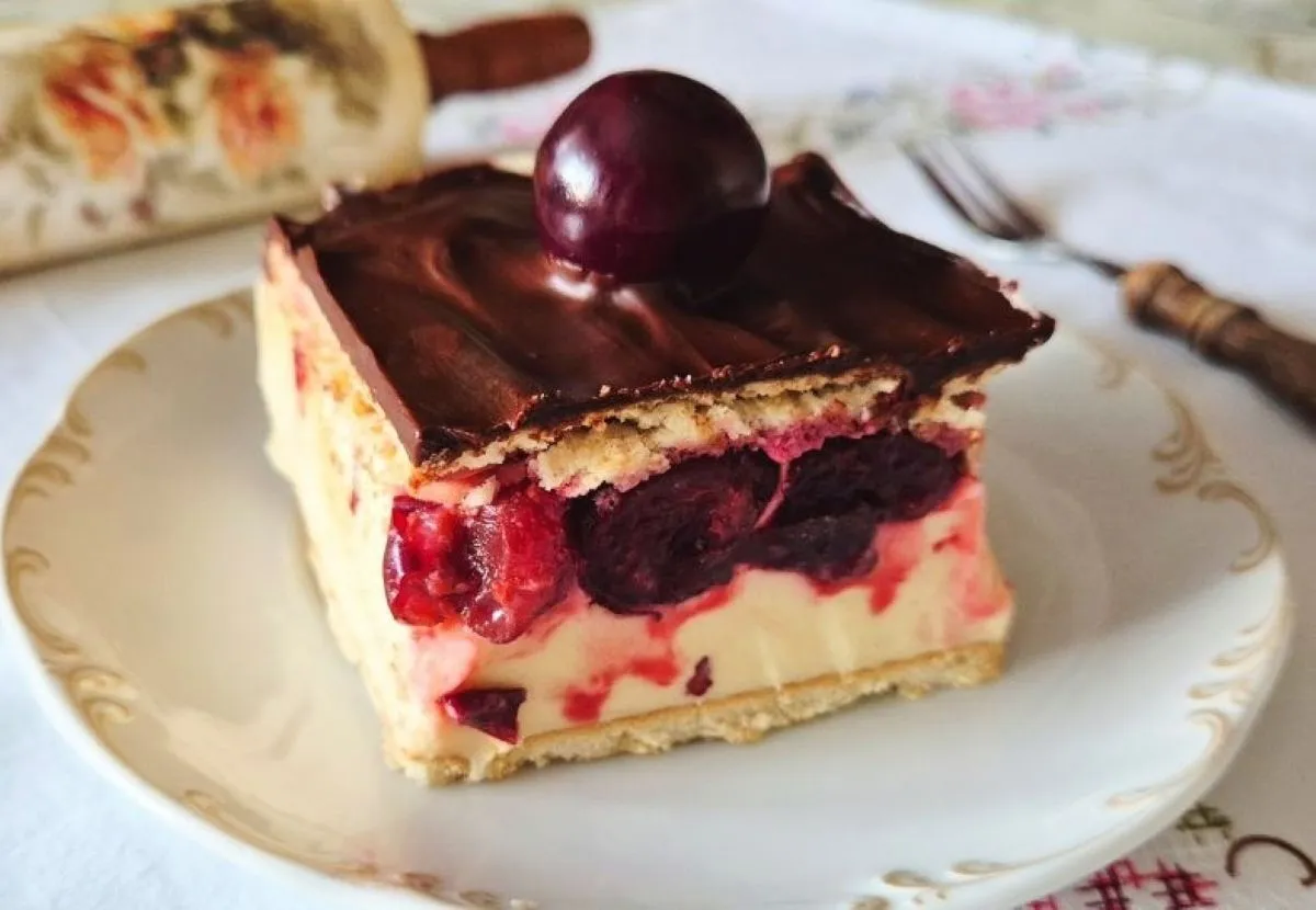 Kreminis pyragas su vyšniomis