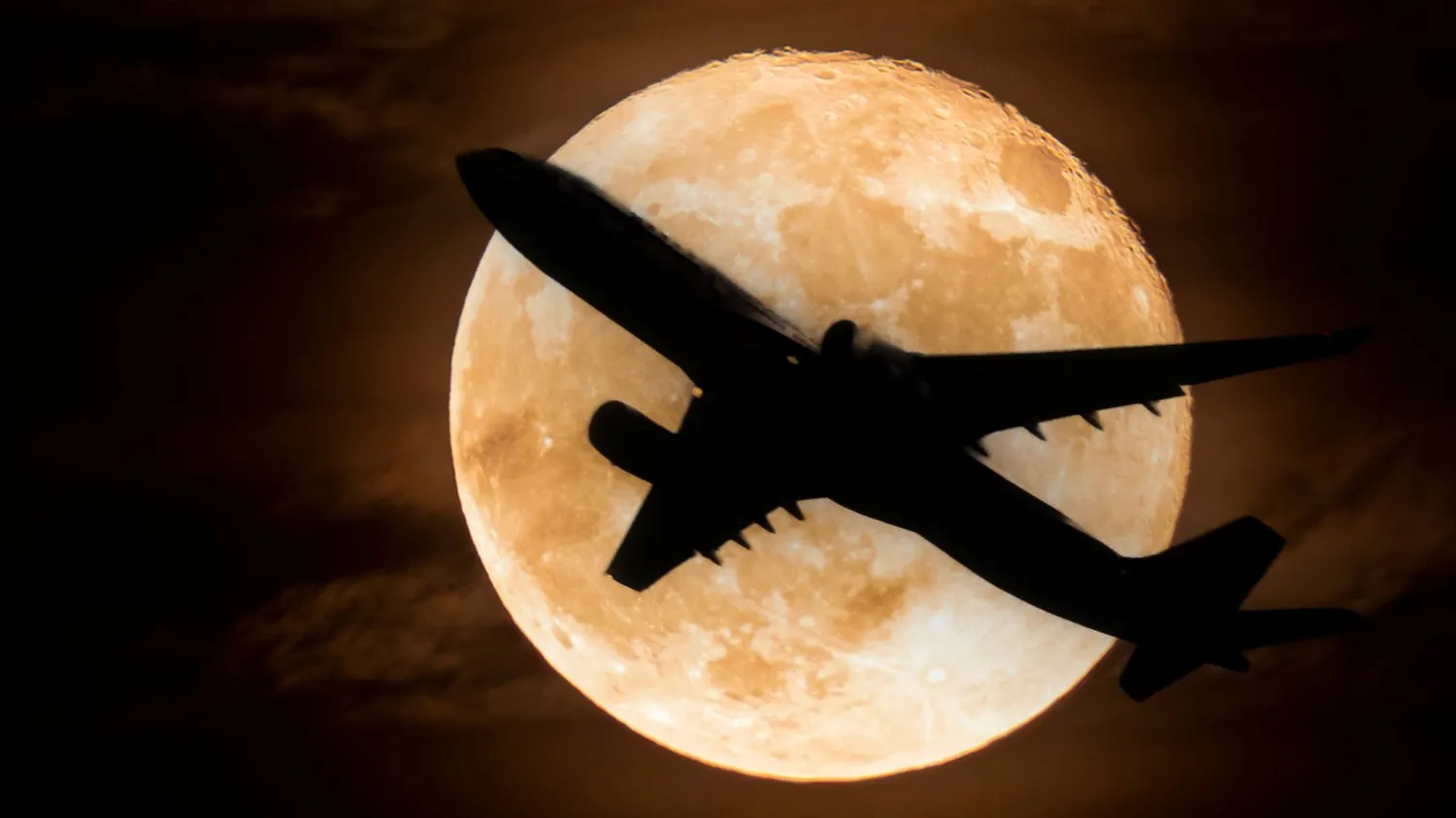 Lėktuvo skrydis per pilnatį
