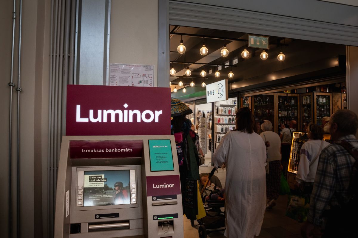 Luminor bankomatas / BalkansCat / Shutterstock.com
