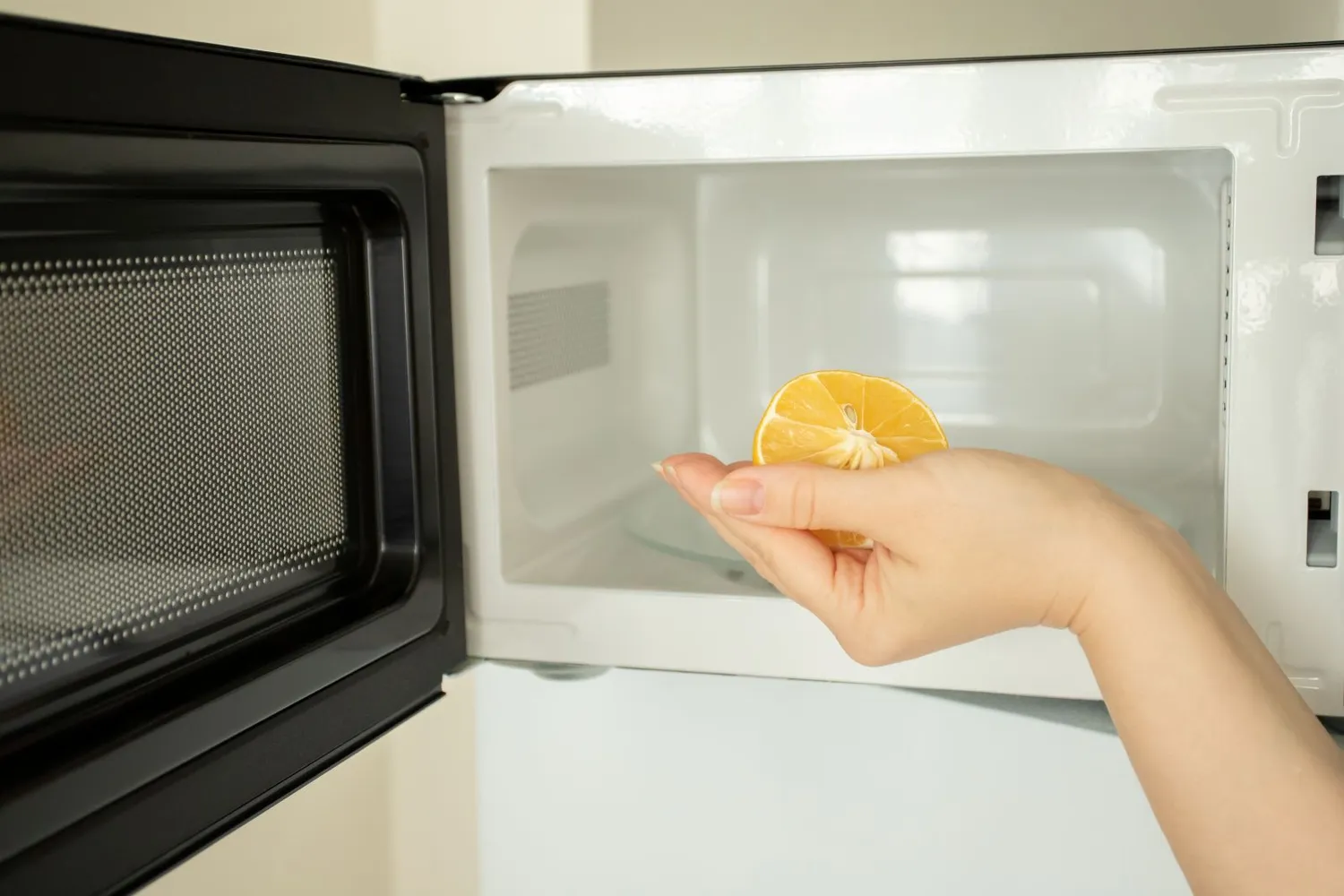 Mikrobangų krosnelės valymas citrina