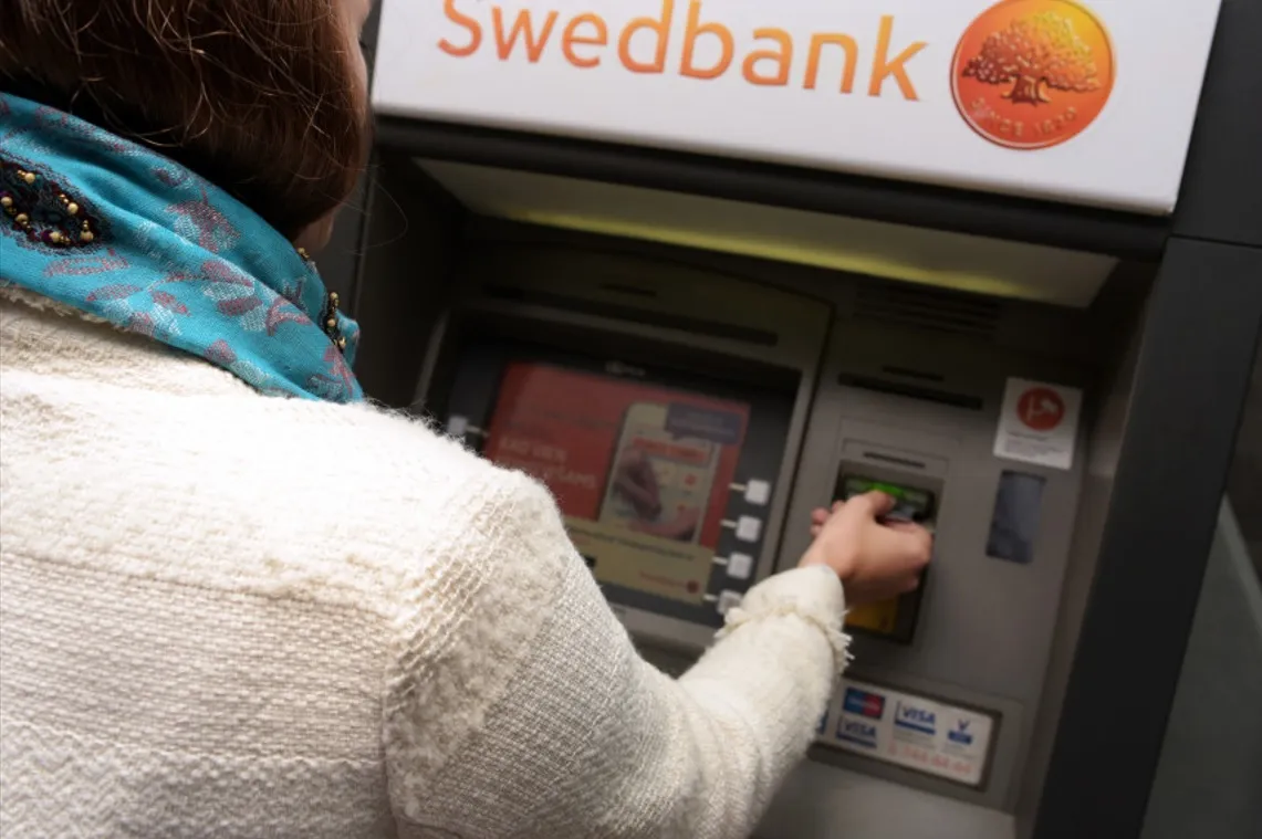 Pinigų išgryninimas Swedbank bankomate