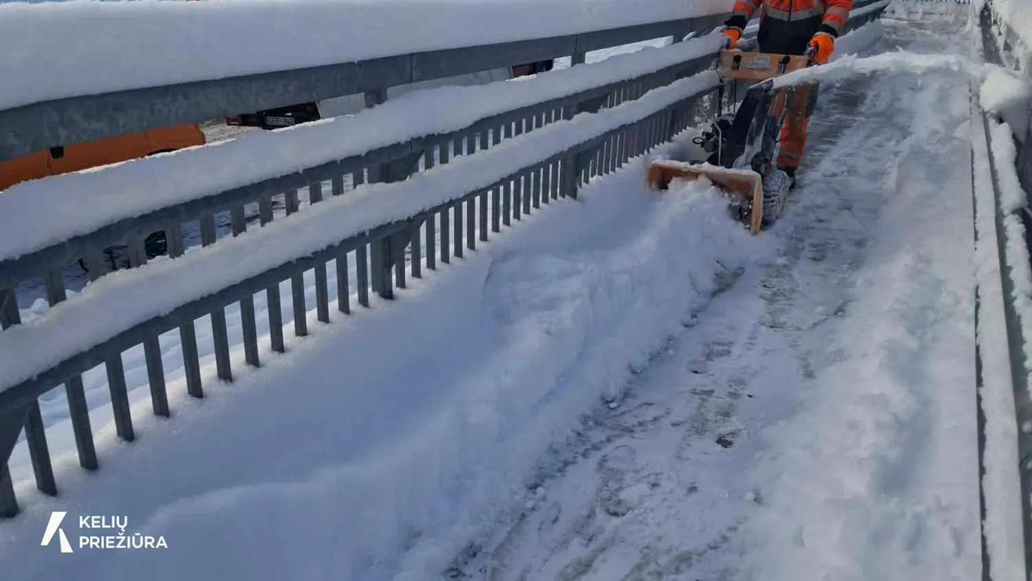 Sniego valymas nuo tiltų