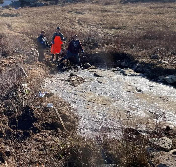 Vaizdas į Inner Meadow radinius su paleontologais mastelio keitimui. Nuotrauka Duncan McIlroy.