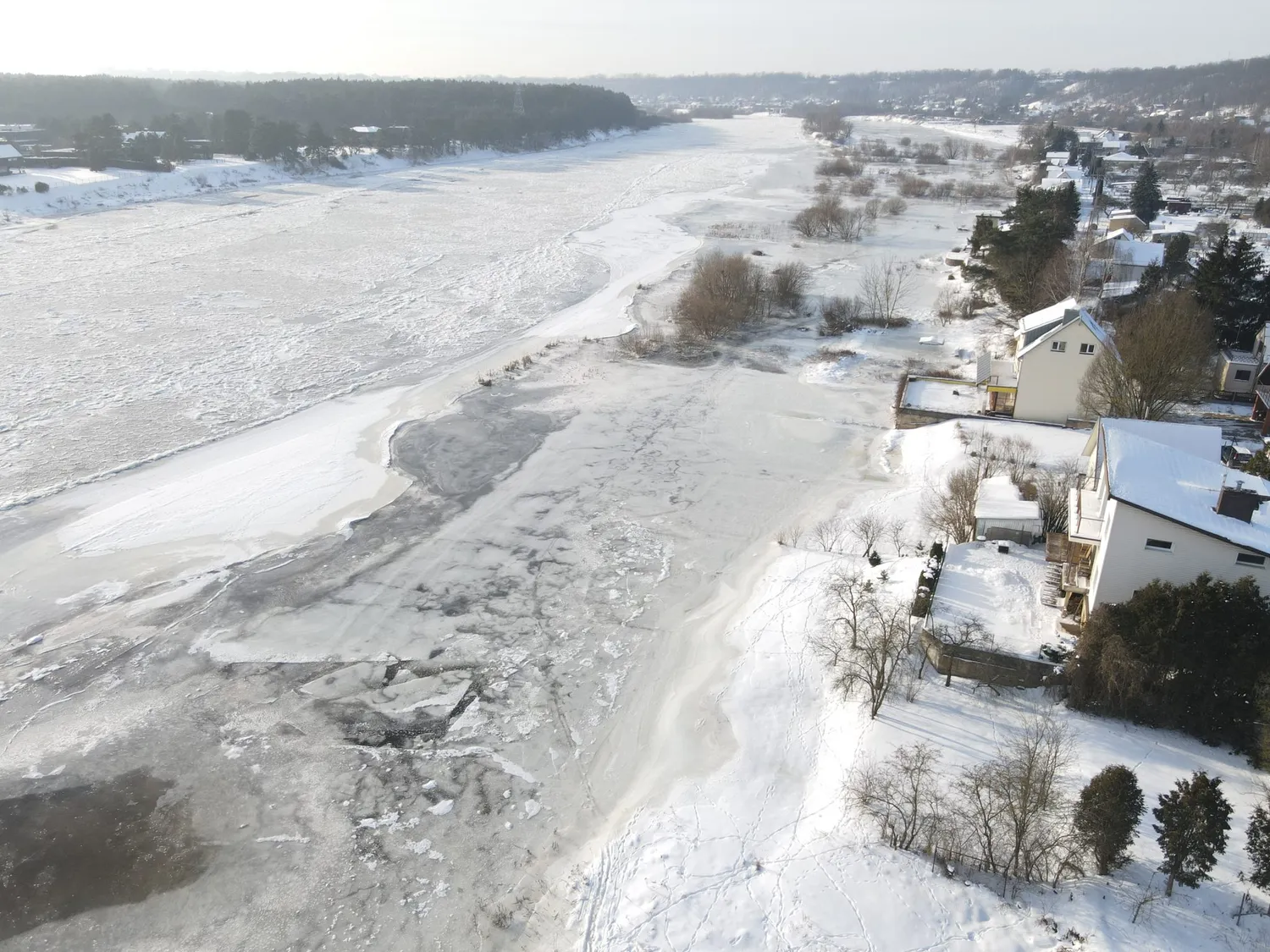 Vanduo prie pat gyvenamųjų namų (2026 01 19). Neris ties Salių km (Kauno r. sav.)