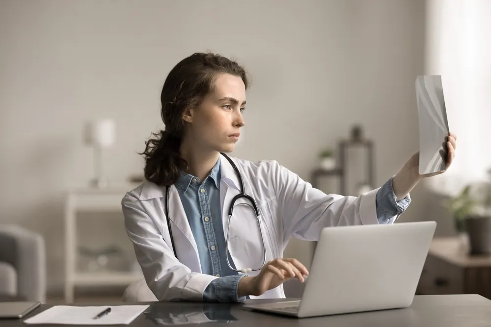 Reabilitologo konsultacija (nuotr. fizkes, Shutterstock)