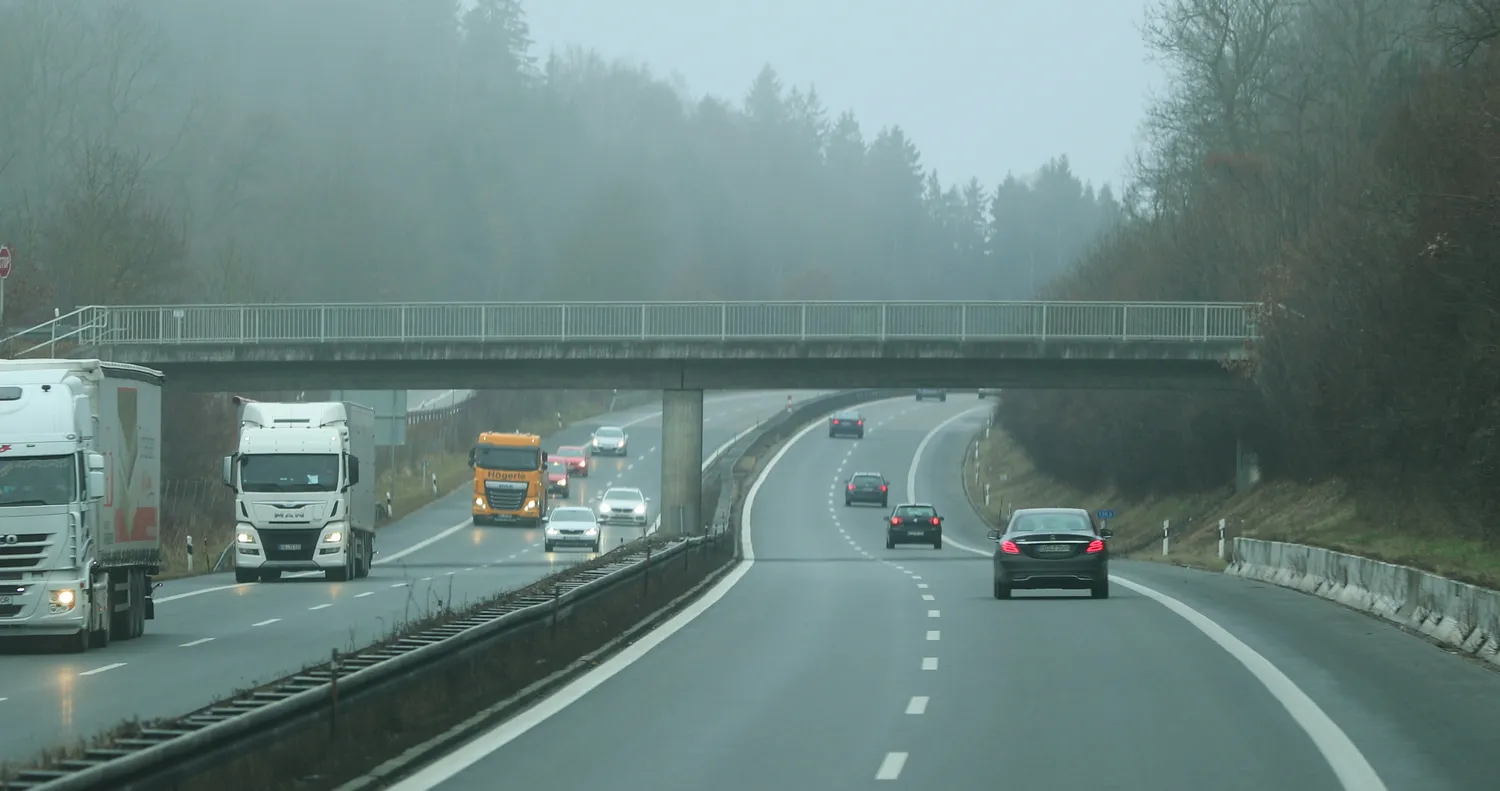 Vokietijos greitkeliai / Bricolage / Shutterstock.com