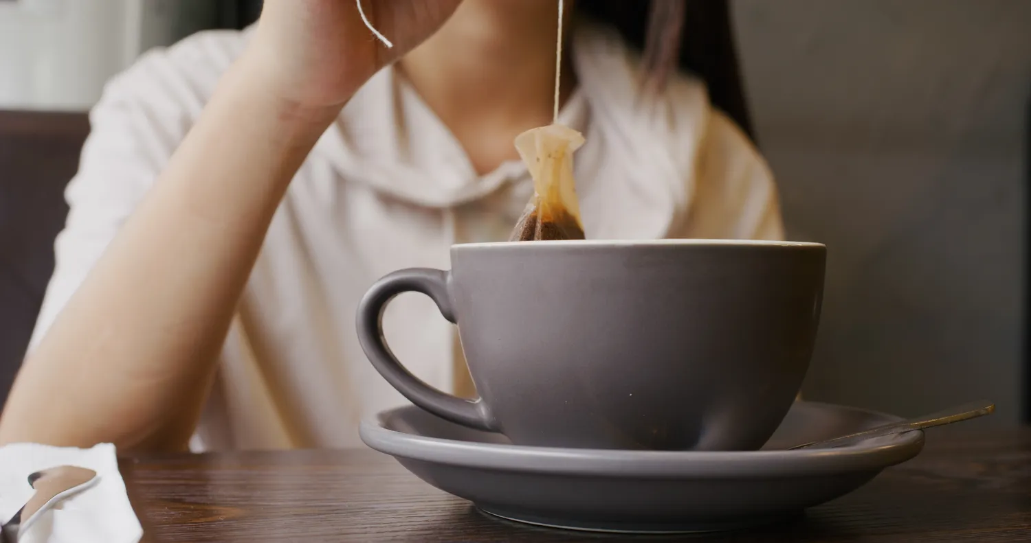 Arbatos maišelis puodelyje