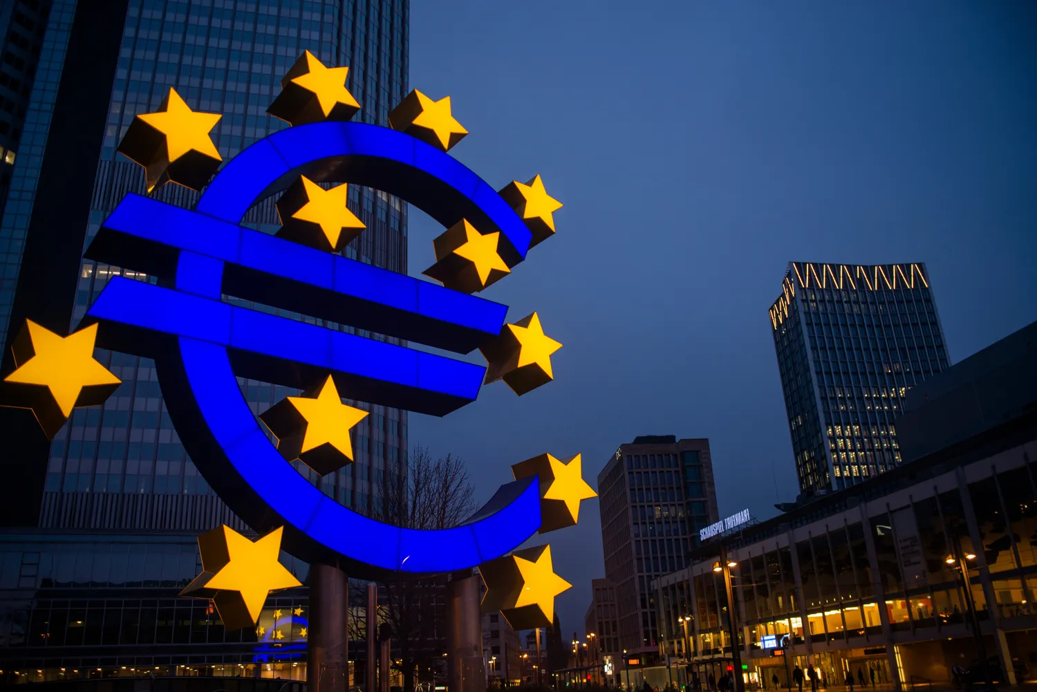 Netikėtas kirtis bankams / Sheviakova Kateryna / Shutterstock.com