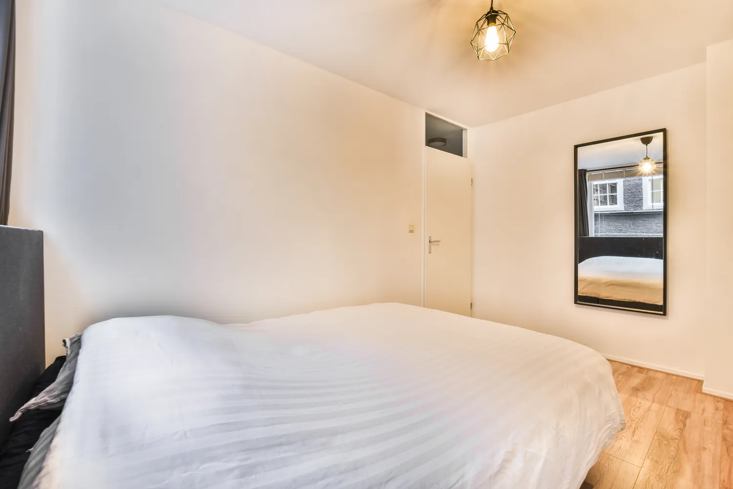 Veidrodis priešais lovą