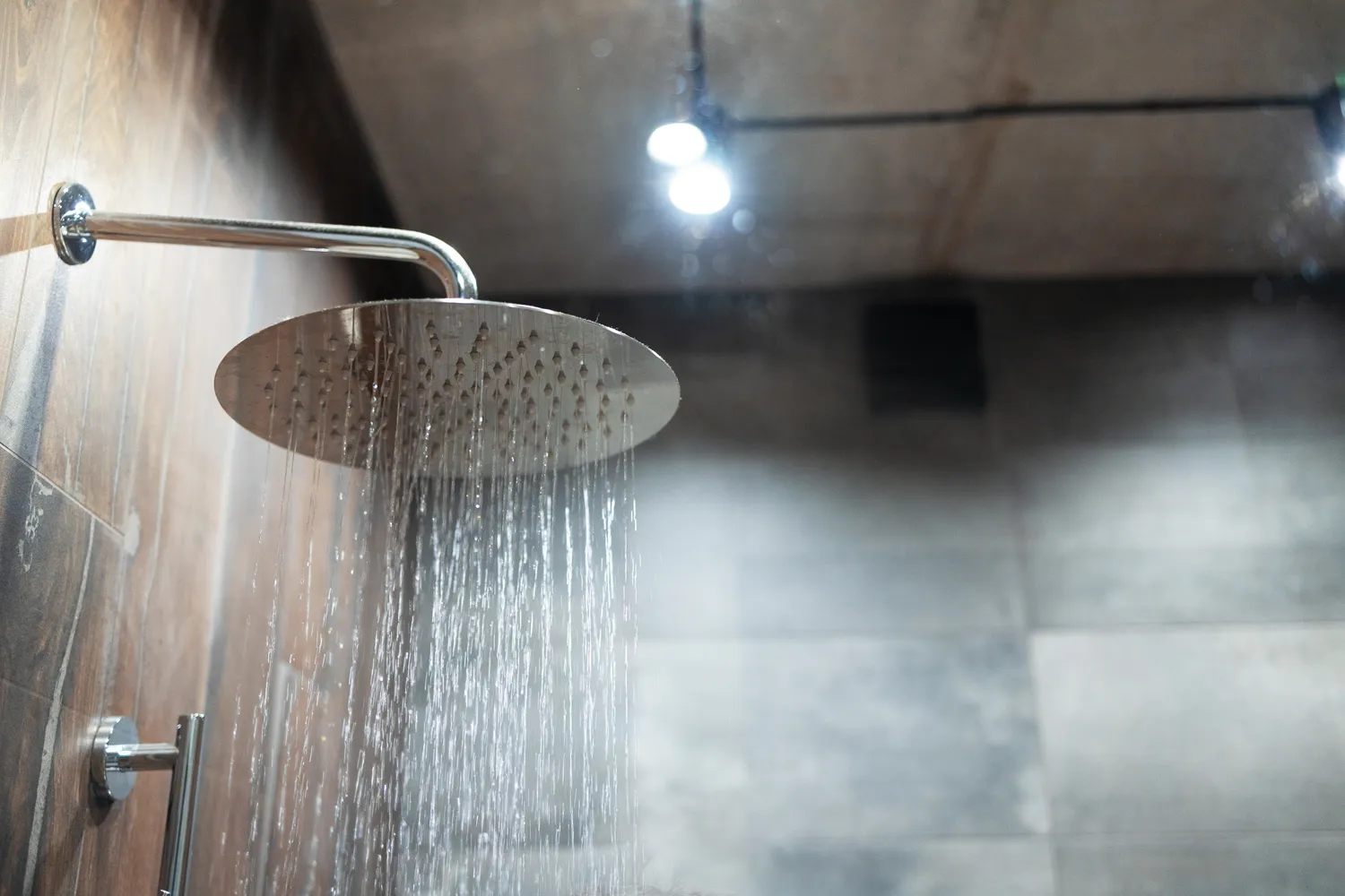 Karštas dušas namuose