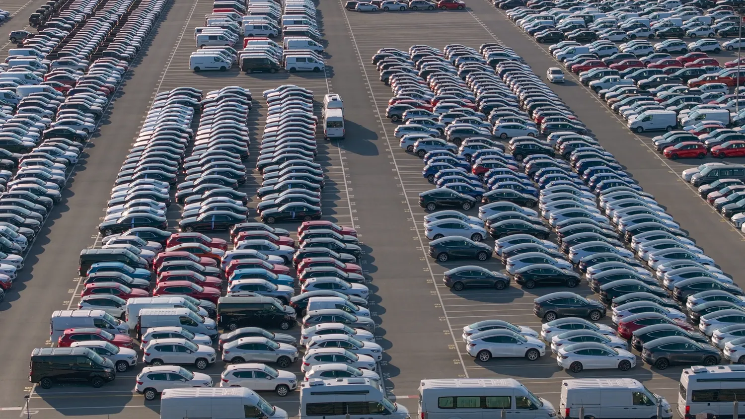 Automobilių importas / Flystock / Shutterstock.com