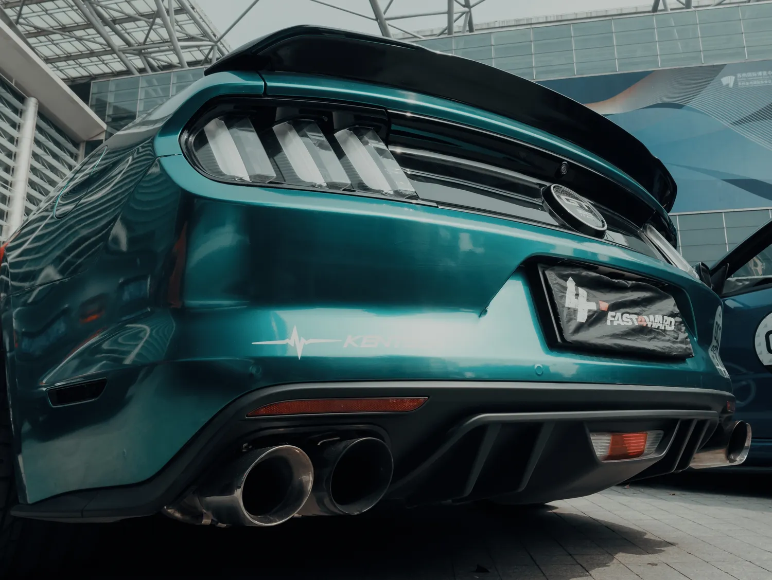 Dviguba išmetimo sistema / Evgenii Bakhchev / Shutterstock.com