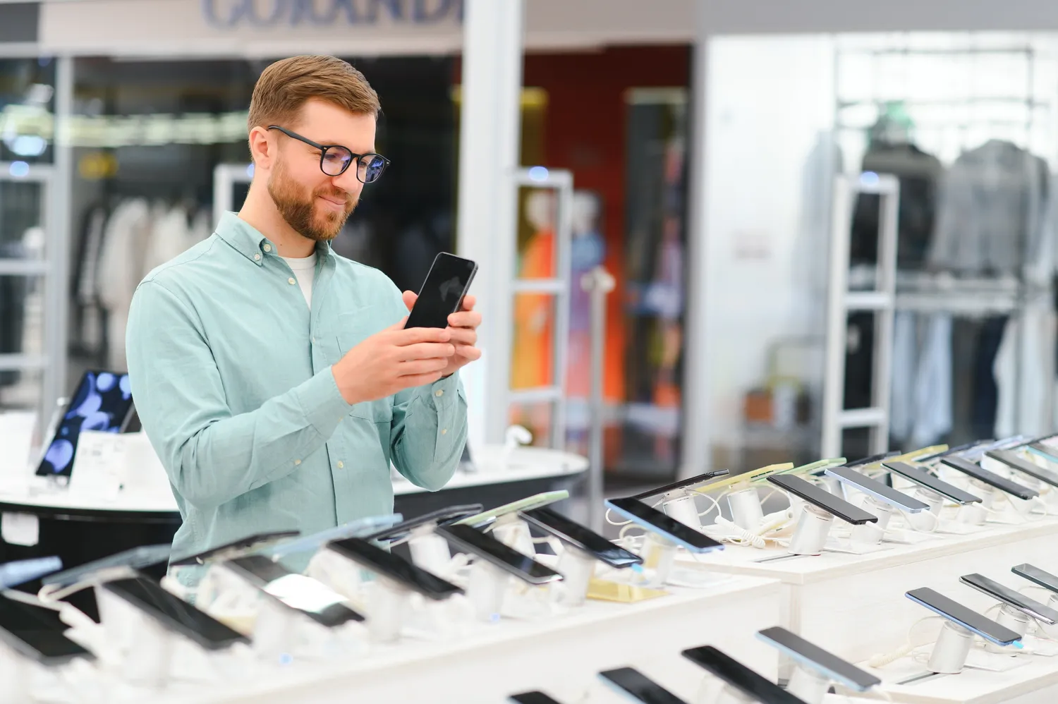 Nauji telefonai parduotuvėje