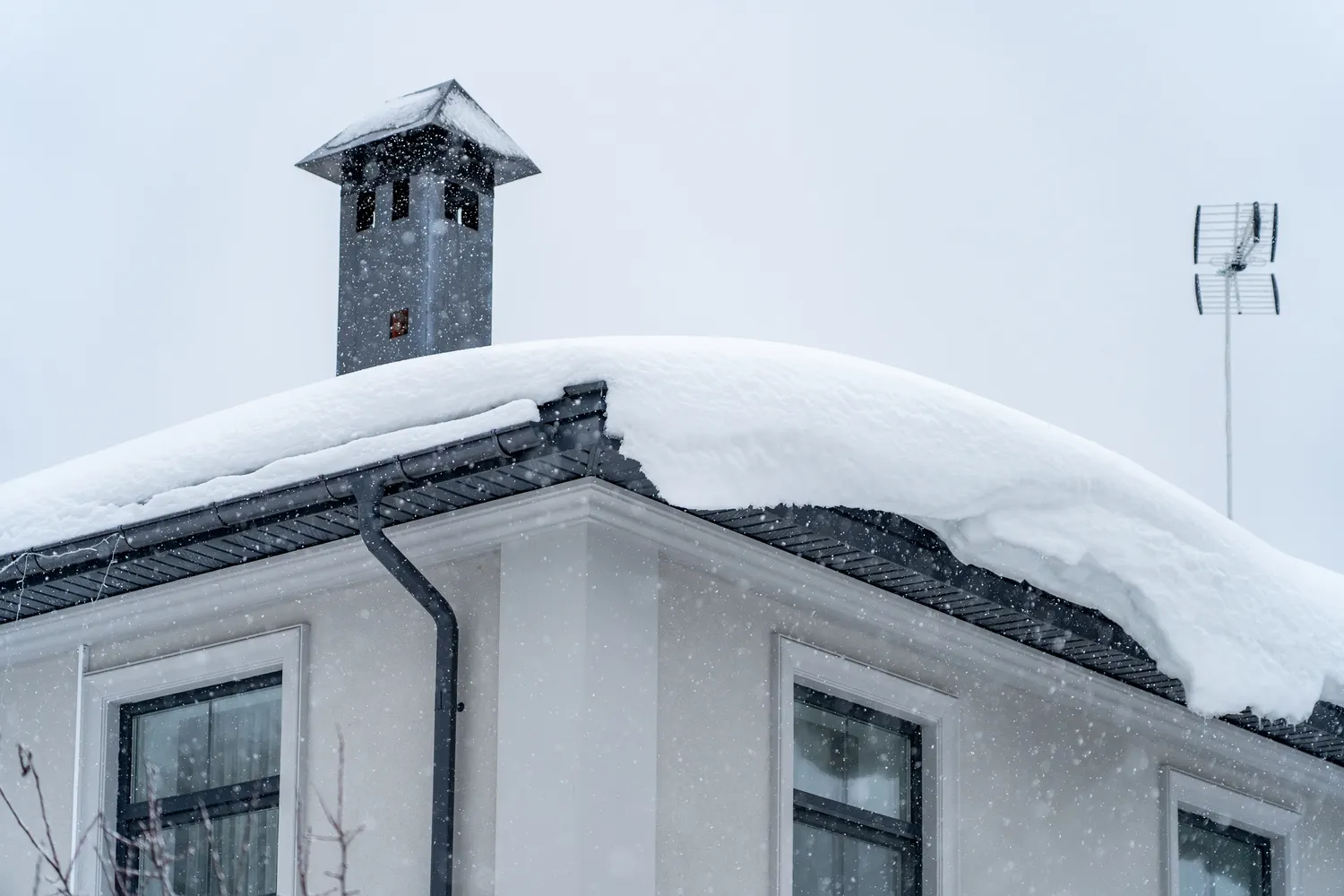 Didelis kiekis sniego ant stogo