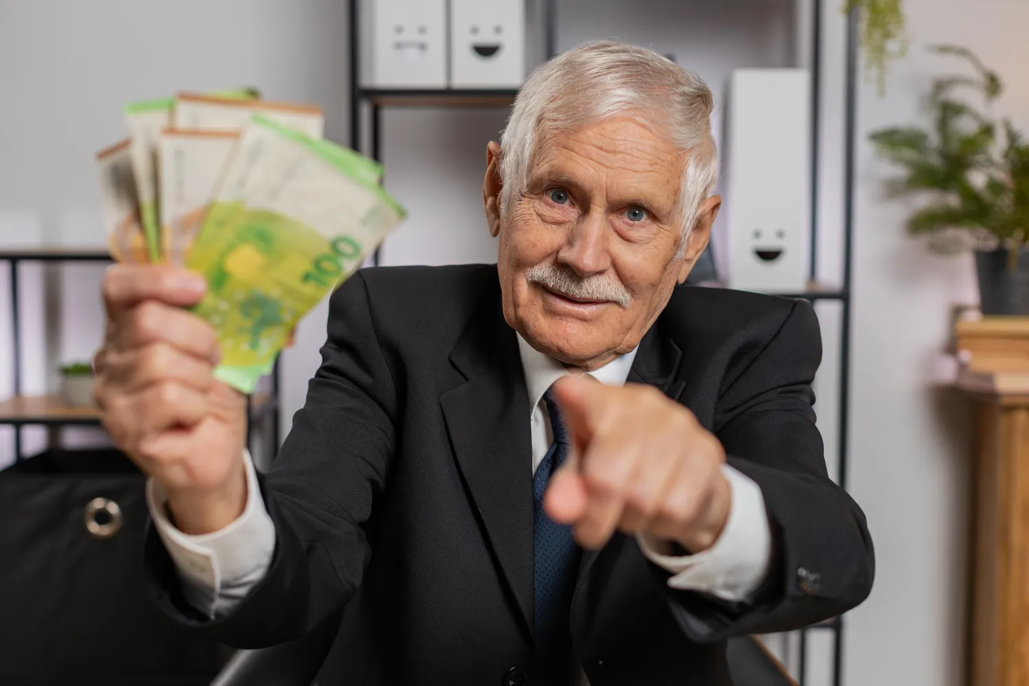 Sukčiai bando išvilioti pinigus