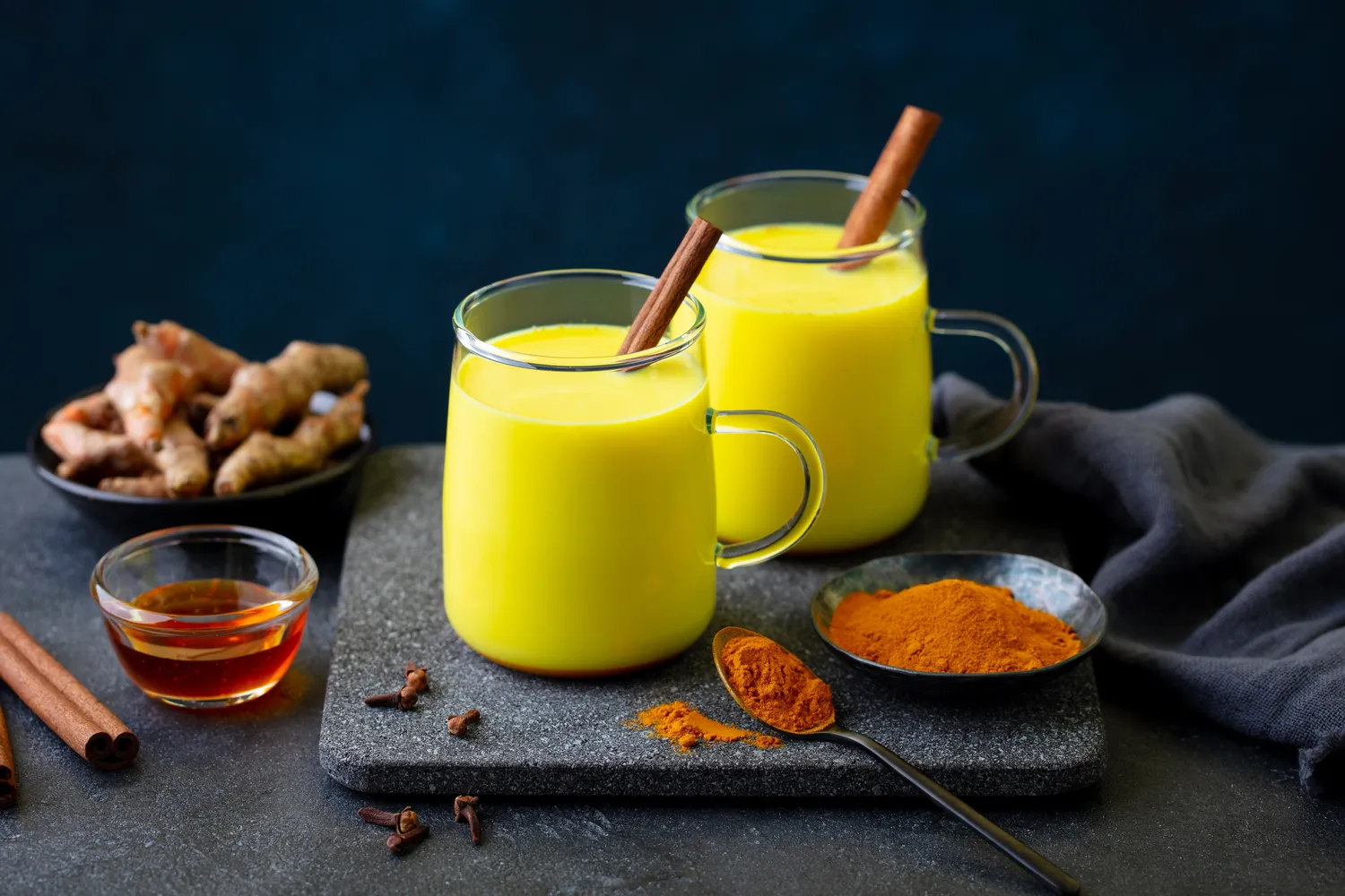 Pienas su ciberžole