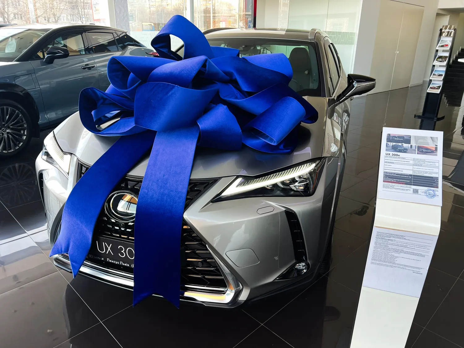 UX 300e / AS project / Shutterstock.com