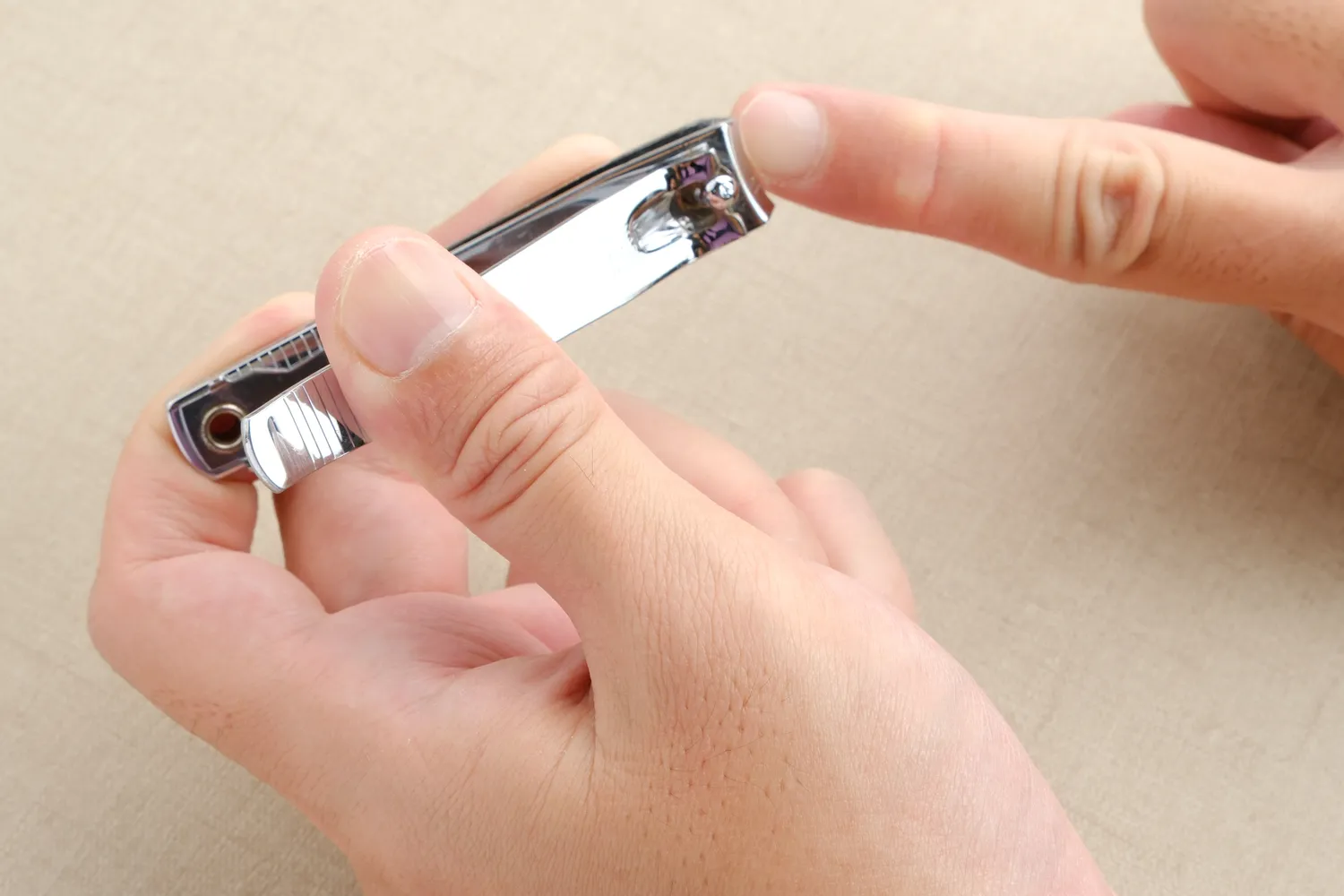 Kam reikia skylutės nagų kirpimo žnyplėse