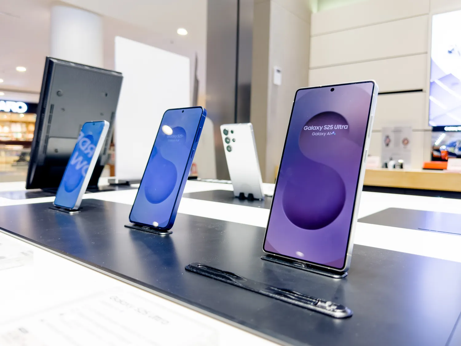 Samsung telefonai salone / umitc / Shutterstock.com