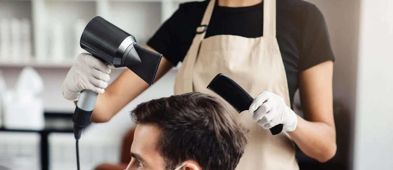 Kirpėja kerpanti vyrą