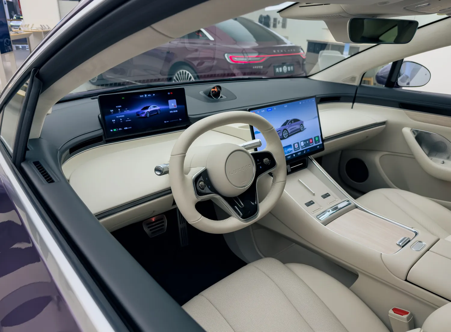 Kinų elektromobiliai / Evgenii Bakhchev / Shutterstock.com