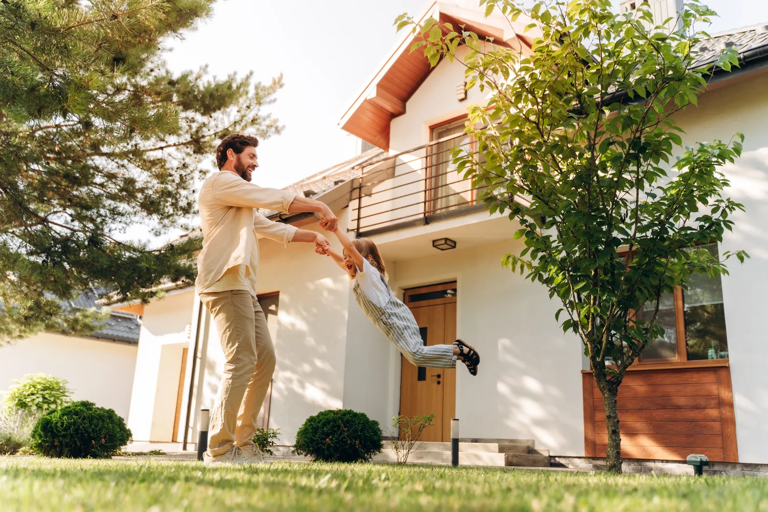 Būtina žinoti, kokiu atstumu nuo pastatų reikia sodinti medžius