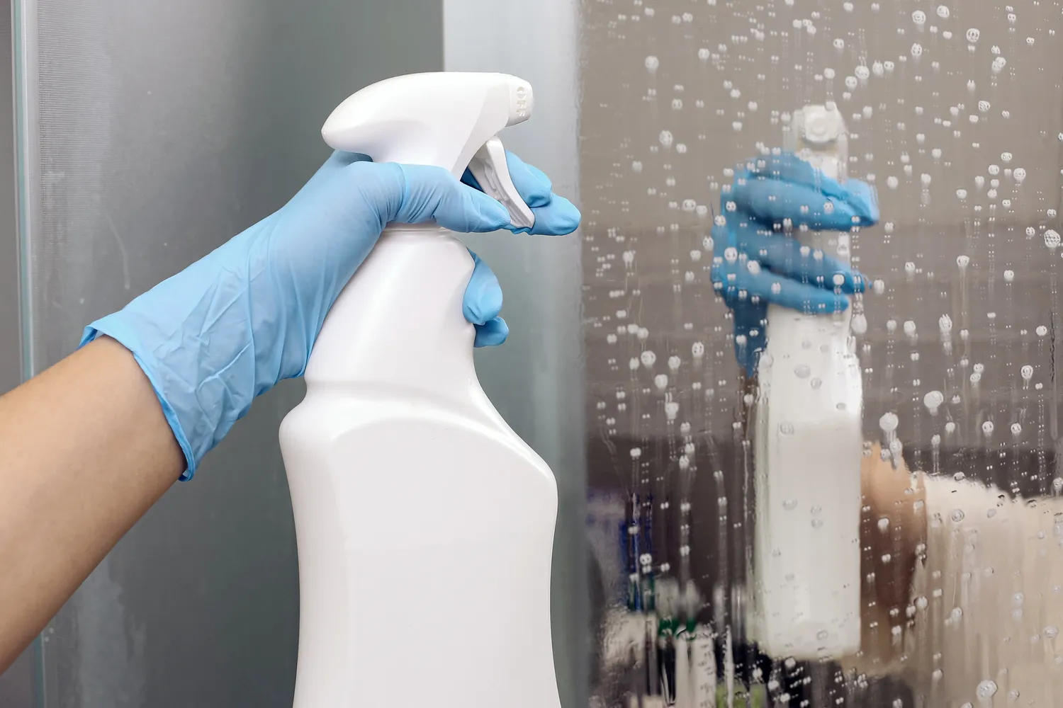 Kodėl stiklo valiklis veidrodžiui kenkia?