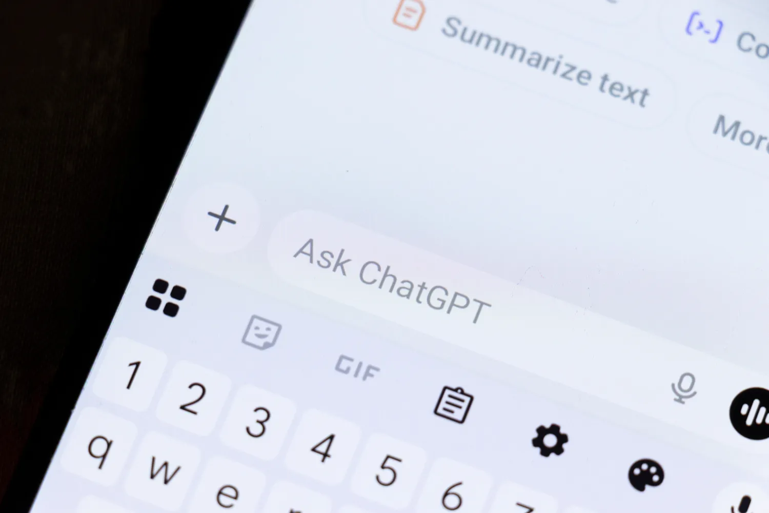 ChatGPT automobilyje / daily_creativity / Shutterstock.com