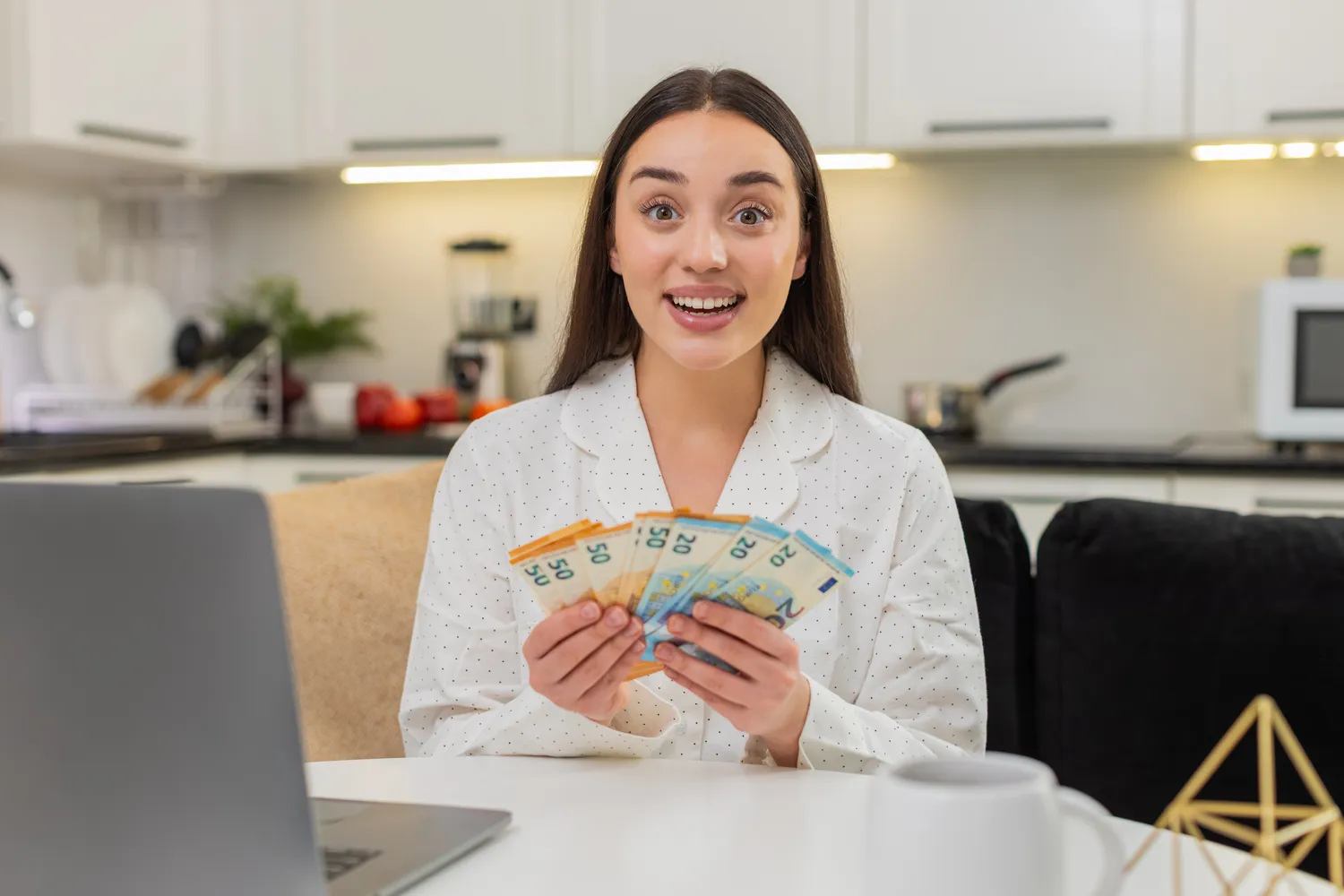 Greitai nuo atlyginimo bus "nurašyta" 60 proc. mokesčiams