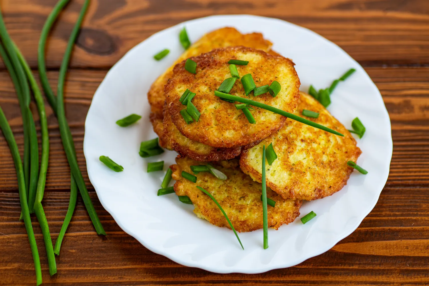 Bulviniai blynai lėkštėje