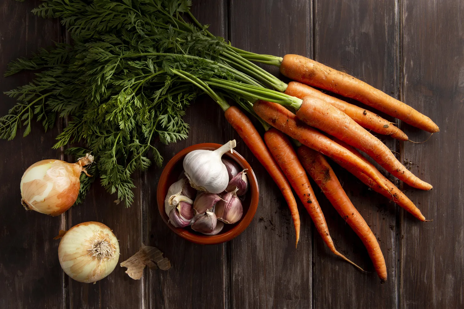 Morkos ir česnakai puikiai auga vieni šalia kitų